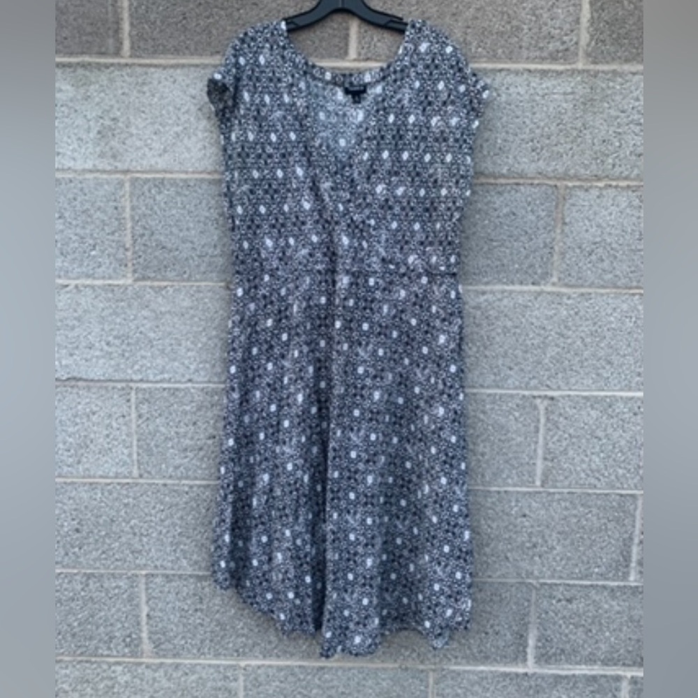 Torrid 3 MIDI Dress White And Black Geometric Design Cap Sleeve Criss Cross 3XL